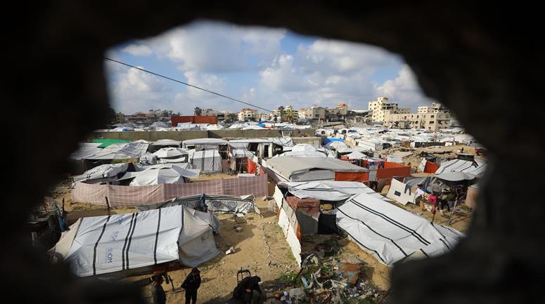 النازحون في الخيام يواصلون حياتهم اليومية في ظروف معيشية صعبة وأجواء الشتاء الباردة في مدينة غزة